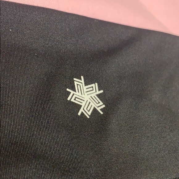 Dry tech leggings with 2 side pockets!! - Picture 5 of 6